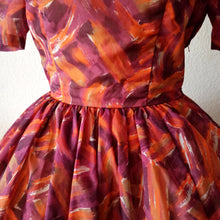 Cargar imagen en el visor de la galería, 1950s 1960s - Stunning Abstract Dress - W26 (66cm)
