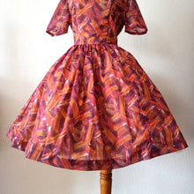 Cargar imagen en el visor de la galería, 1950s 1960s - Stunning Abstract Dress - W26 (66cm)
