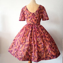 Cargar imagen en el visor de la galería, 1950s 1960s - Stunning Abstract Dress - W26 (66cm)
