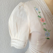 Laden Sie das Bild in den Galerie-Viewer, 1970s does 1940s - Beautiful Embroidery Cotton Blouse - W26 (66cm)
