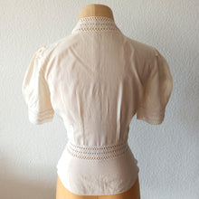 Laden Sie das Bild in den Galerie-Viewer, 1970s does 1940s - Beautiful Embroidery Cotton Blouse - W26 (66cm)
