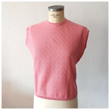 Laden Sie das Bild in den Galerie-Viewer, 1960s - Sweet Pink Ruffled Knit Top
