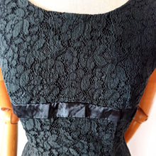 Charger l&#39;image dans la galerie, 1960s - Elegant Black Cotton Lace Night Dress - W27.5 (70cm)
