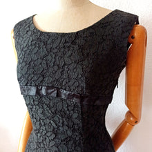 Carica l&#39;immagine nel visualizzatore di Gallery, 1960s - Elegant Black Cotton Lace Night Dress - W27.5 (70cm)
