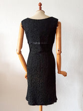 Carica l&#39;immagine nel visualizzatore di Gallery, 1960s - Elegant Black Cotton Lace Night Dress - W27.5 (70cm)
