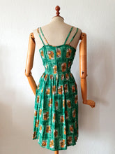 Laden Sie das Bild in den Galerie-Viewer, 1950s 1960s - Gorgeous Abstract Rayon Summer Dress - W27.5 (70cm)
