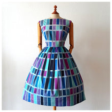 Charger l&#39;image dans la galerie, 1950s 1960s - Gorgeous Abstract Purple Cotton Dress  - W27.5 (70cm)
