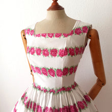 Cargar imagen en el visor de la galería, 1950s  - Adorable Roseprint Rayon Dress  - W27 (68cm)
