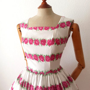 1950s  - Adorable Roseprint Rayon Dress  - W27 (68cm)