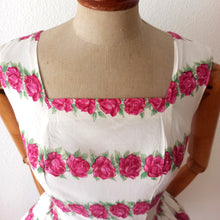 Carica l&#39;immagine nel visualizzatore di Gallery, 1950s  - Adorable Roseprint Rayon Dress  - W27 (68cm)
