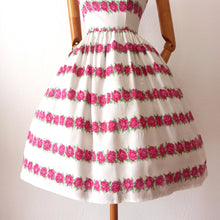 Carica l&#39;immagine nel visualizzatore di Gallery, 1950s  - Adorable Roseprint Rayon Dress  - W27 (68cm)
