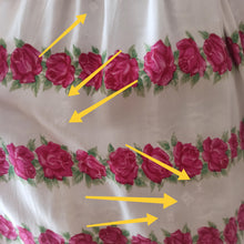 Cargar imagen en el visor de la galería, 1950s  - Adorable Roseprint Rayon Dress  - W27 (68cm)
