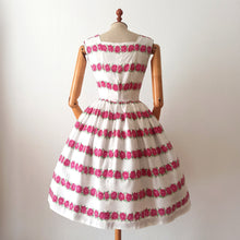 Carica l&#39;immagine nel visualizzatore di Gallery, 1950s  - Adorable Roseprint Rayon Dress  - W27 (68cm)
