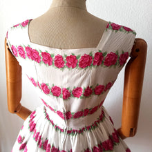 Cargar imagen en el visor de la galería, 1950s  - Adorable Roseprint Rayon Dress  - W27 (68cm)
