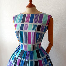 Carica l&#39;immagine nel visualizzatore di Gallery, 1950s 1960s - Gorgeous Abstract Purple Cotton Dress  - W27.5 (70cm)
