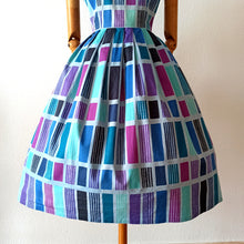 Charger l&#39;image dans la galerie, 1950s 1960s - Gorgeous Abstract Purple Cotton Dress  - W27.5 (70cm)
