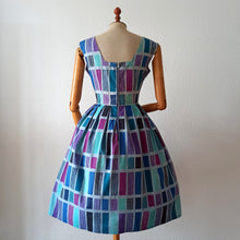 Charger l&#39;image dans la galerie, 1950s 1960s - Gorgeous Abstract Purple Cotton Dress  - W27.5 (70cm)
