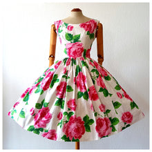 Cargar imagen en el visor de la galería, 1950s - CHANTILLY, Switzerland - Stunning Roseprint Dress - W28 (70cm)
