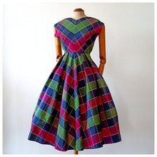 Laden Sie das Bild in den Galerie-Viewer, 1950s - Stunning French Checked Satin Dress - W24.5 (62cm)
