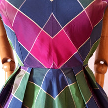 Laden Sie das Bild in den Galerie-Viewer, 1950s - Stunning French Checked Satin Dress - W24.5 (62cm)
