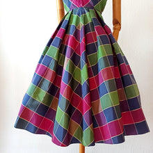 Charger l&#39;image dans la galerie, 1950s - Stunning French Checked Satin Dress - W24.5 (62cm)
