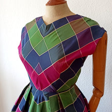 Charger l&#39;image dans la galerie, 1950s - Stunning French Checked Satin Dress - W24.5 (62cm)
