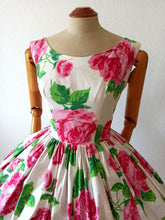 Cargar imagen en el visor de la galería, 1950s - CHANTILLY, Switzerland - Stunning Roseprint Dress - W28 (70cm)
