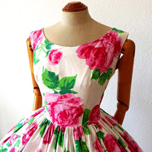 Cargar imagen en el visor de la galería, 1950s - CHANTILLY, Switzerland - Stunning Roseprint Dress - W28 (70cm)
