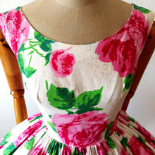 Cargar imagen en el visor de la galería, 1950s - CHANTILLY, Switzerland - Stunning Roseprint Dress - W28 (70cm)
