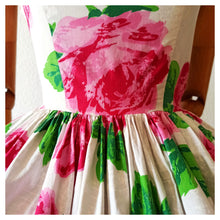 Cargar imagen en el visor de la galería, 1950s - CHANTILLY, Switzerland - Stunning Roseprint Dress - W28 (70cm)
