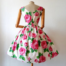 Cargar imagen en el visor de la galería, 1950s - CHANTILLY, Switzerland - Stunning Roseprint Dress - W28 (70cm)
