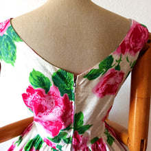 Carica l&#39;immagine nel visualizzatore di Gallery, 1950s - CHANTILLY, Switzerland - Stunning Roseprint Dress - W28 (70cm)
