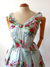 Charger l&#39;image dans la galerie, 1950s - Outstanding Beauty Floral Bouquets Dress - W26 (66cm)
