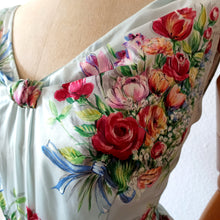 Cargar imagen en el visor de la galería, 1950s - Outstanding Beauty Floral Bouquets Dress - W26 (66cm)
