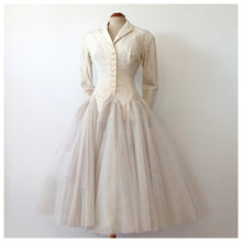 Charger l&#39;image dans la galerie, 1950s - Italian Couture - Outstanding Cotton Lace Wedding Dress - W28 (70cm)
