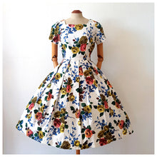 Cargar imagen en el visor de la galería, 1950s - WÜNDISCH, Germany - Stunning Roseprint Dress - W28 (70cm)
