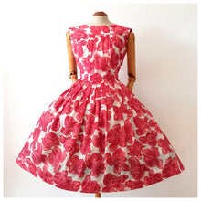 Carica l&#39;immagine nel visualizzatore di Gallery, 1950s 1960s - Gorgeous Satin Roseprint Dress - W27 (68cm)
