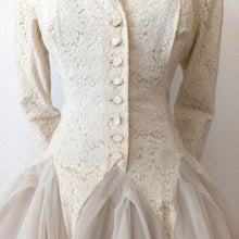 Laden Sie das Bild in den Galerie-Viewer, 1950s - Italian Couture - Outstanding Cotton Lace Wedding Dress - W28 (70cm)
