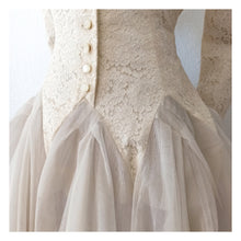 Charger l&#39;image dans la galerie, 1950s - Italian Couture - Outstanding Cotton Lace Wedding Dress - W28 (70cm)
