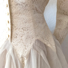 Laden Sie das Bild in den Galerie-Viewer, 1950s - Italian Couture - Outstanding Cotton Lace Wedding Dress - W28 (70cm)
