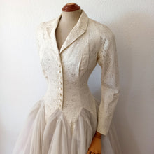 Charger l&#39;image dans la galerie, 1950s - Italian Couture - Outstanding Cotton Lace Wedding Dress - W28 (70cm)
