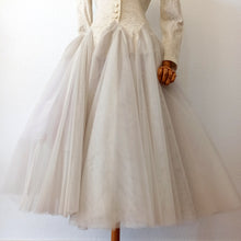 Laden Sie das Bild in den Galerie-Viewer, 1950s - Italian Couture - Outstanding Cotton Lace Wedding Dress - W28 (70cm)
