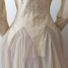 Laden Sie das Bild in den Galerie-Viewer, 1950s - Italian Couture - Outstanding Cotton Lace Wedding Dress - W28 (70cm)
