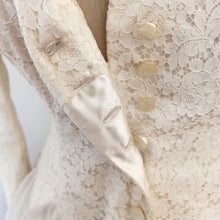 Laden Sie das Bild in den Galerie-Viewer, 1950s - Italian Couture - Outstanding Cotton Lace Wedding Dress - W28 (70cm)
