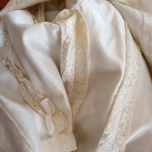 Laden Sie das Bild in den Galerie-Viewer, 1950s - Italian Couture - Outstanding Cotton Lace Wedding Dress - W28 (70cm)
