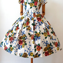 Laden Sie das Bild in den Galerie-Viewer, 1950s - WÜNDISCH, Germany - Stunning Roseprint Dress - W28 (70cm)
