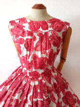 Carica l&#39;immagine nel visualizzatore di Gallery, 1950s 1960s - Gorgeous Satin Roseprint Dress - W27 (68cm)
