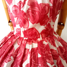 Carica l&#39;immagine nel visualizzatore di Gallery, 1950s 1960s - Gorgeous Satin Roseprint Dress - W27 (68cm)
