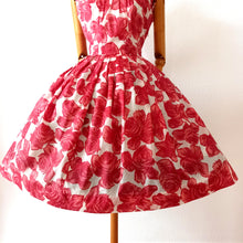 Carica l&#39;immagine nel visualizzatore di Gallery, 1950s 1960s - Gorgeous Satin Roseprint Dress - W27 (68cm)
