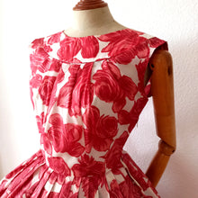 Carica l&#39;immagine nel visualizzatore di Gallery, 1950s 1960s - Gorgeous Satin Roseprint Dress - W27 (68cm)
